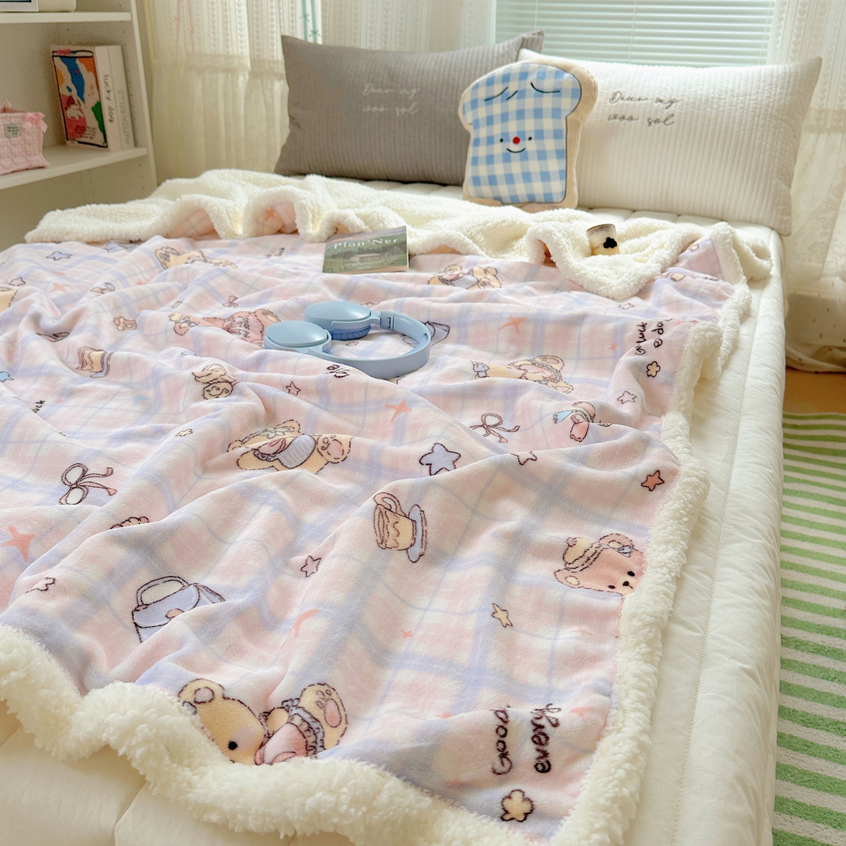 91家纺网 家纺一手货源 找家纺 萝莉家纺 2025新款小清新多功能牛奶绒羊羔绒毛毯毯子午睡毯 咖啡熊