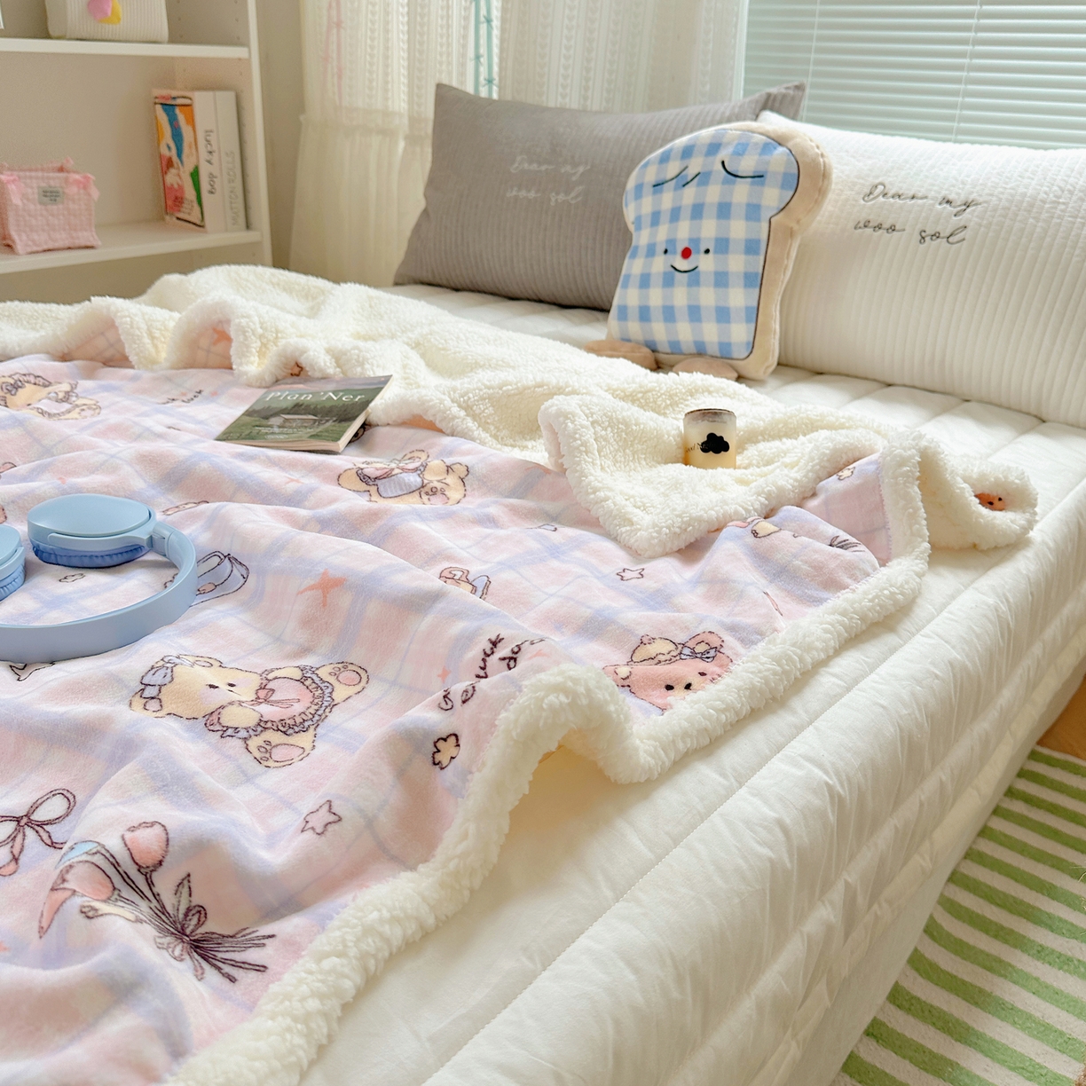 91家纺网 家纺一手货源 找家纺 萝莉家纺 2025新款小清新多功能牛奶绒羊羔绒毛毯毯子午睡毯 咖啡熊