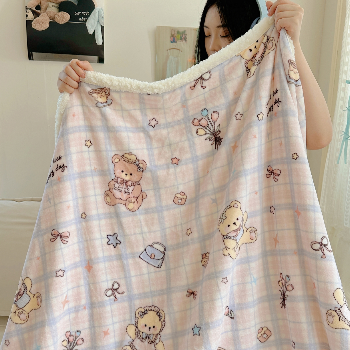 91家纺网 家纺一手货源 找家纺 萝莉家纺 2025新款小清新多功能牛奶绒羊羔绒毛毯毯子午睡毯 咖啡熊