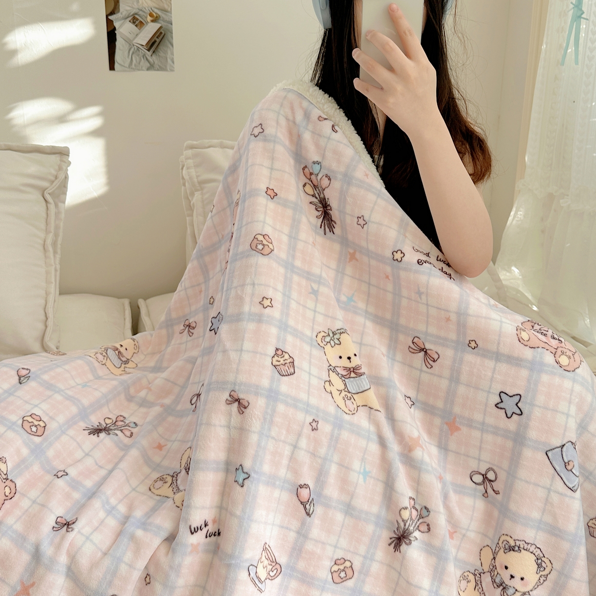 91家纺网 家纺一手货源 找家纺 萝莉家纺 2025新款小清新多功能牛奶绒羊羔绒毛毯毯子午睡毯 咖啡熊