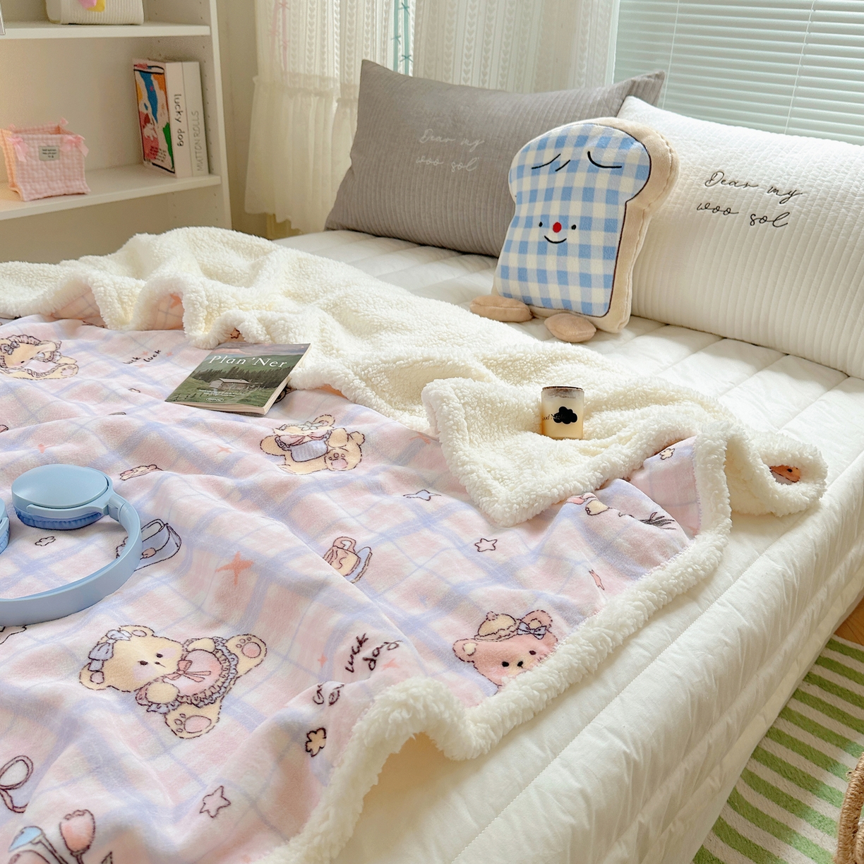 91家纺网 家纺一手货源 找家纺 萝莉家纺 2025新款小清新多功能牛奶绒羊羔绒毛毯毯子午睡毯 咖啡熊
