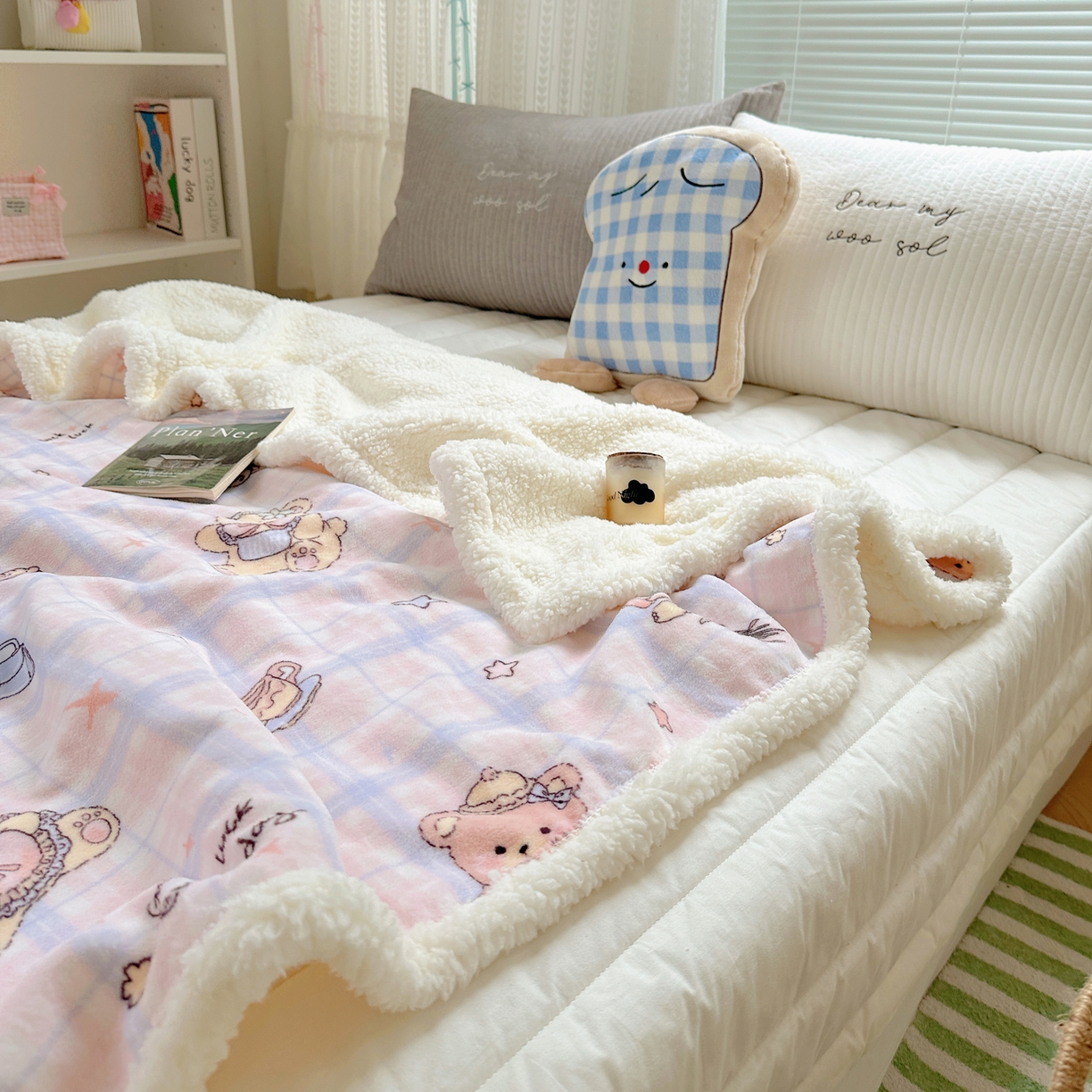 91家纺网 家纺一手货源 找家纺 萝莉家纺 2025新款小清新多功能牛奶绒羊羔绒毛毯毯子午睡毯 咖啡熊