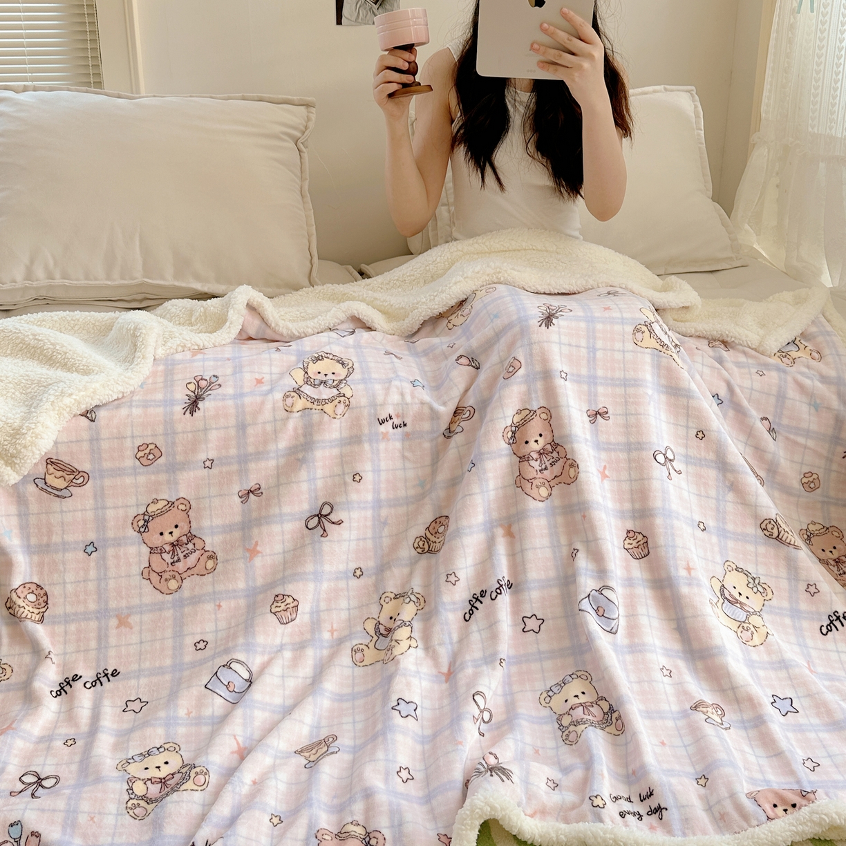 91家纺网 家纺一手货源 找家纺 萝莉家纺 2025新款小清新多功能牛奶绒羊羔绒毛毯毯子午睡毯 咖啡熊