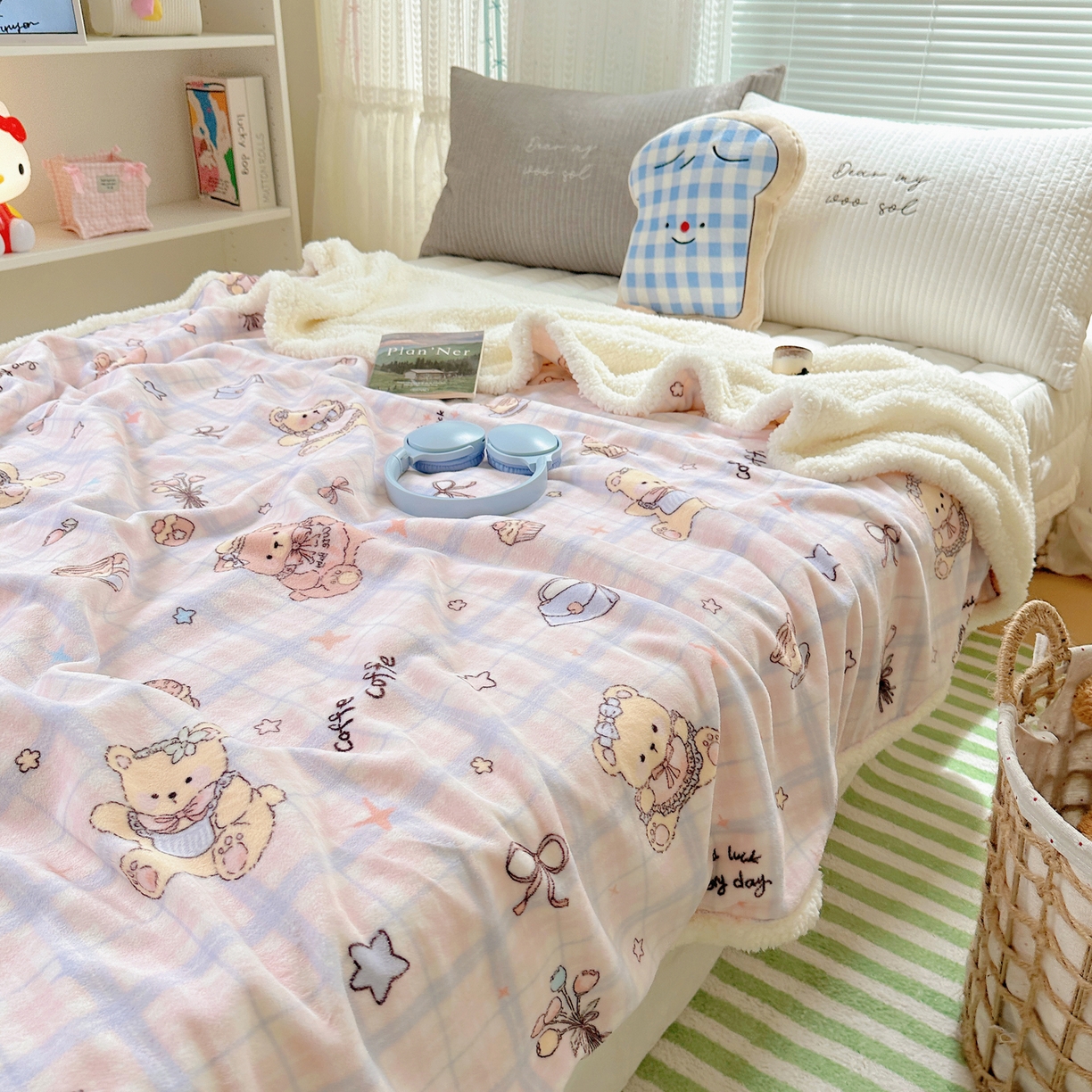 91家纺网 家纺一手货源 找家纺 萝莉家纺 2025新款小清新多功能牛奶绒羊羔绒毛毯毯子午睡毯 咖啡熊