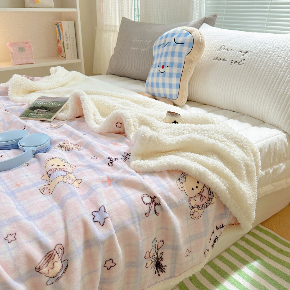 91家纺网 家纺一手货源 找家纺 萝莉家纺 2025新款小清新多功能牛奶绒羊羔绒毛毯毯子午睡毯 咖啡熊