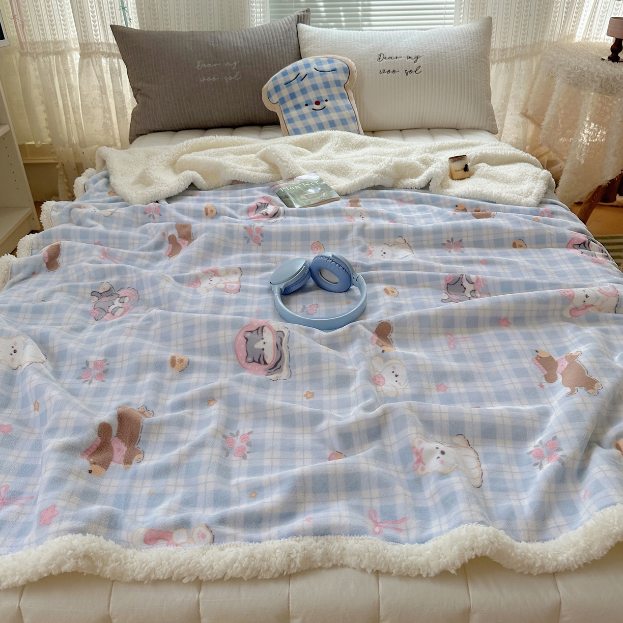 91家纺网 家纺一手货源 找家纺 萝莉家纺 2025新款小清新多功能牛奶绒羊羔绒毛毯毯子午睡毯 猫狗一家