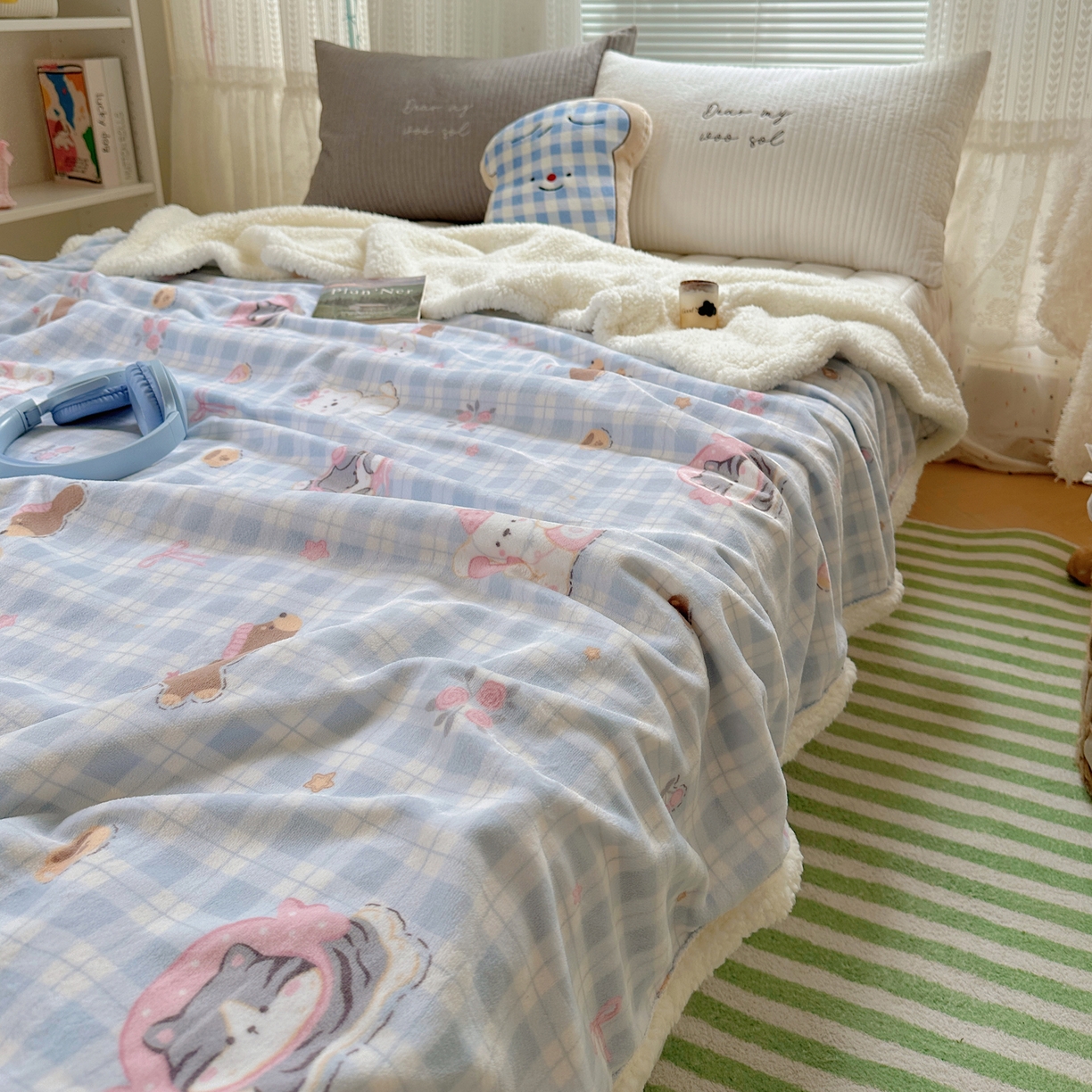 91家纺网 家纺一手货源 找家纺 萝莉家纺 2025新款小清新多功能牛奶绒羊羔绒毛毯毯子午睡毯 猫狗一家