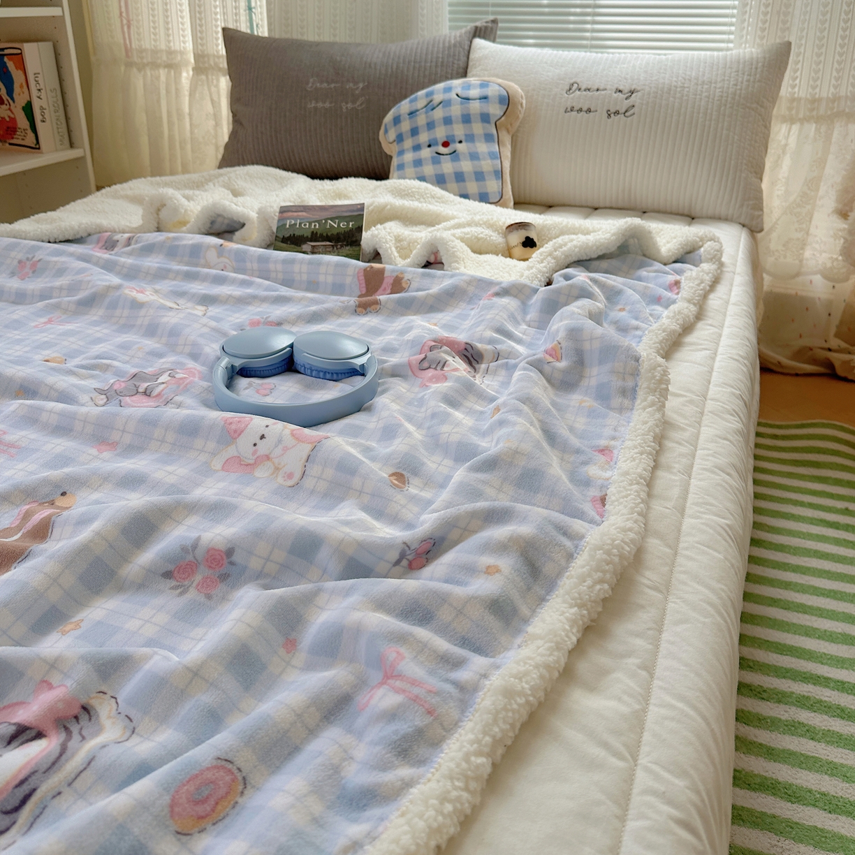 91家纺网 家纺一手货源 找家纺 萝莉家纺 2025新款小清新多功能牛奶绒羊羔绒毛毯毯子午睡毯 猫狗一家