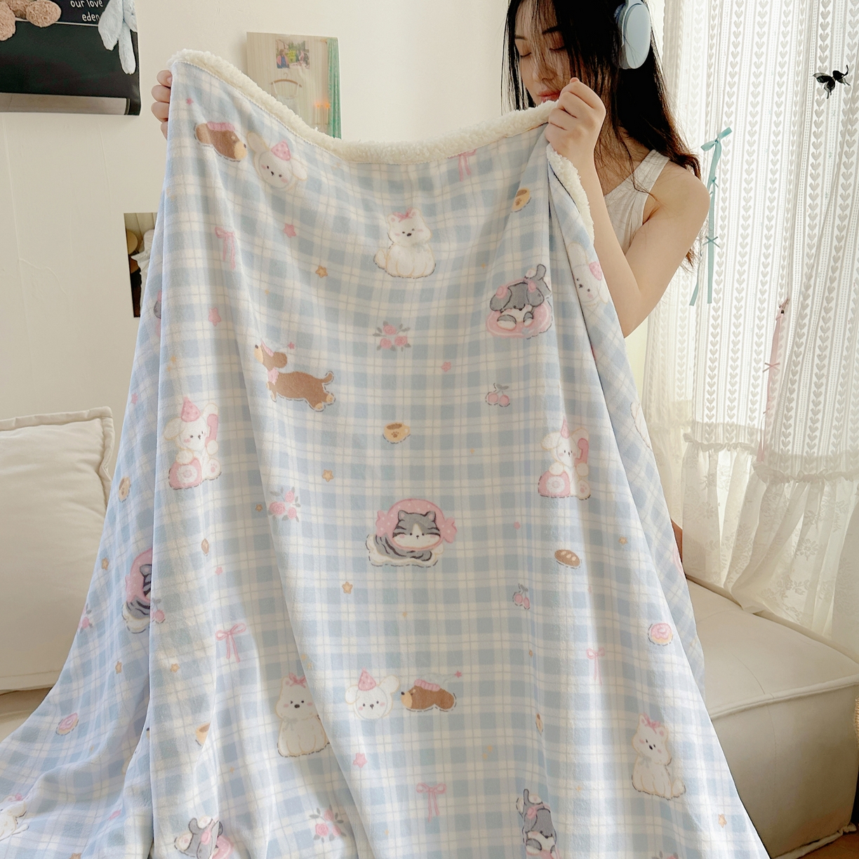 91家纺网 家纺一手货源 找家纺 萝莉家纺 2025新款小清新多功能牛奶绒羊羔绒毛毯毯子午睡毯 猫狗一家