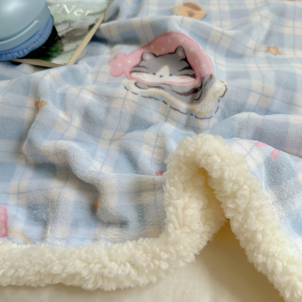 91家纺网 家纺一手货源 找家纺 萝莉家纺 2025新款小清新多功能牛奶绒羊羔绒毛毯毯子午睡毯 猫狗一家