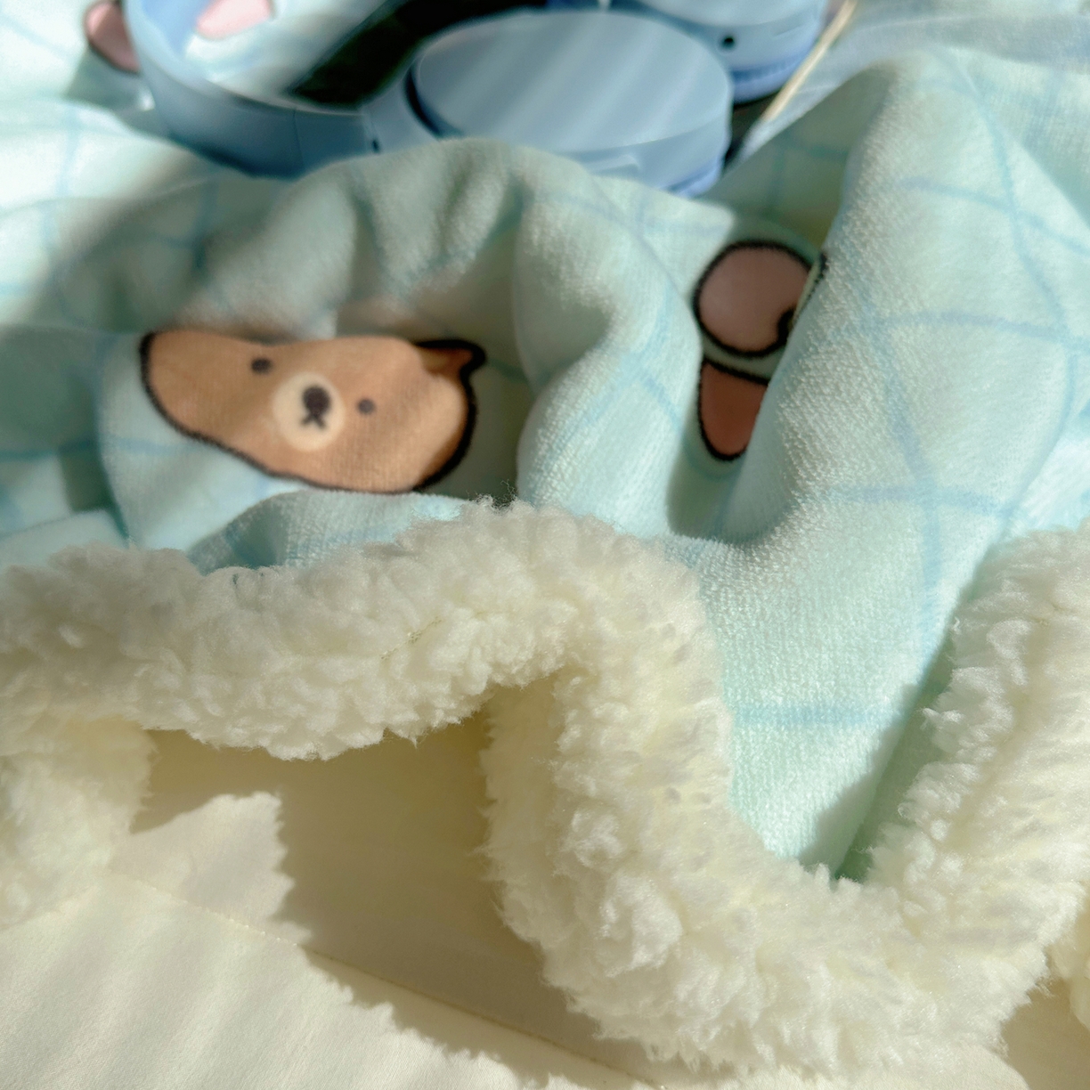 91家纺网 家纺一手货源 找家纺 萝莉家纺 2025新款小清新多功能牛奶绒羊羔绒毛毯毯子午睡毯 萌仔派对