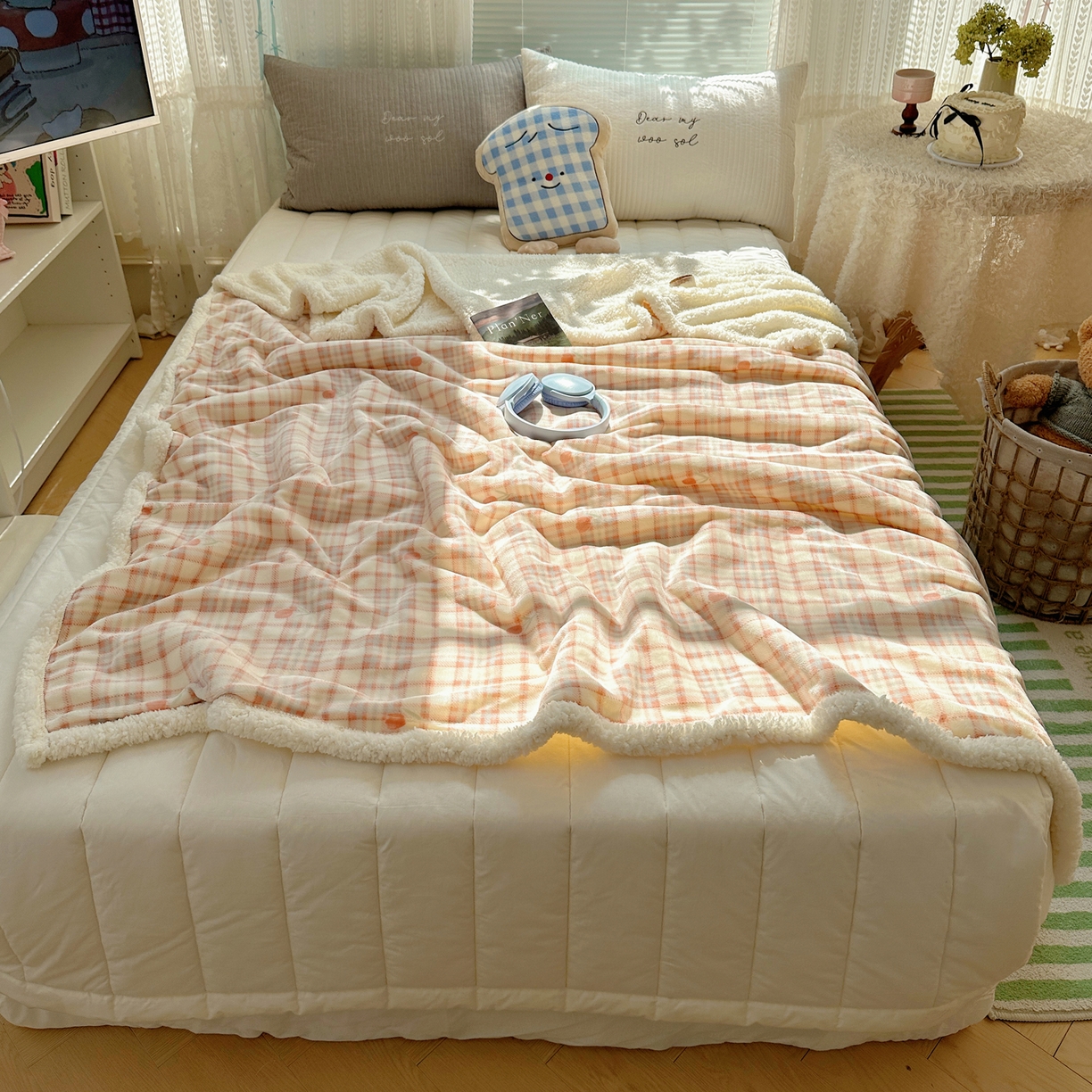 91家纺网 家纺一手货源 找家纺 萝莉家纺 2025新款小清新多功能牛奶绒羊羔绒毛毯毯子午睡毯 茉本玉