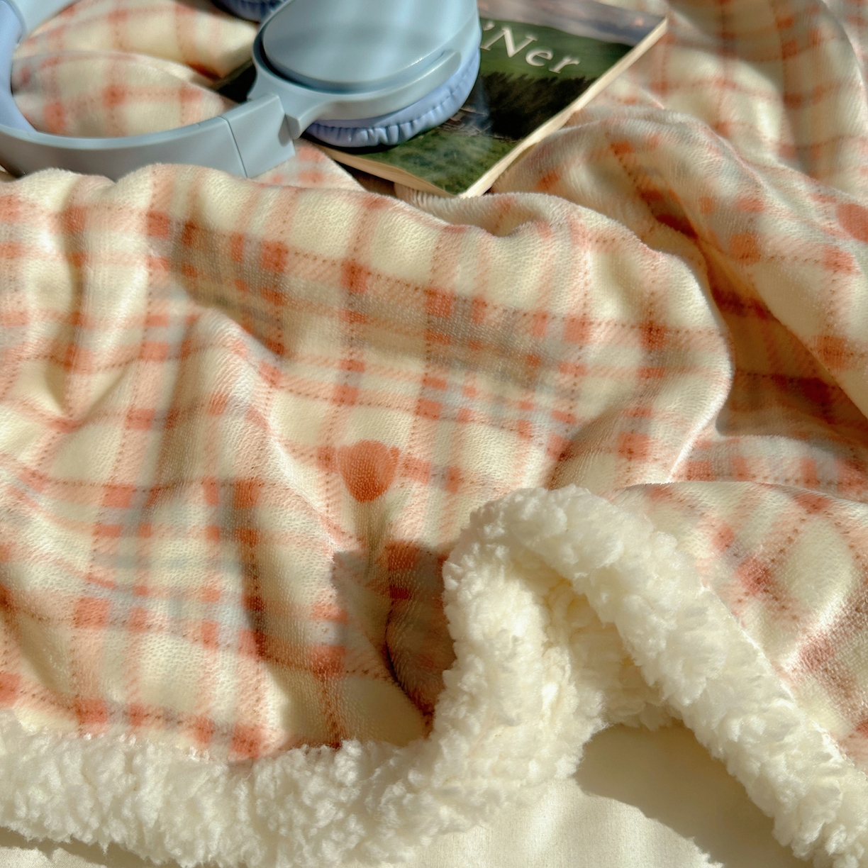 91家纺网 家纺一手货源 找家纺 萝莉家纺 2025新款小清新多功能牛奶绒羊羔绒毛毯毯子午睡毯 茉本玉