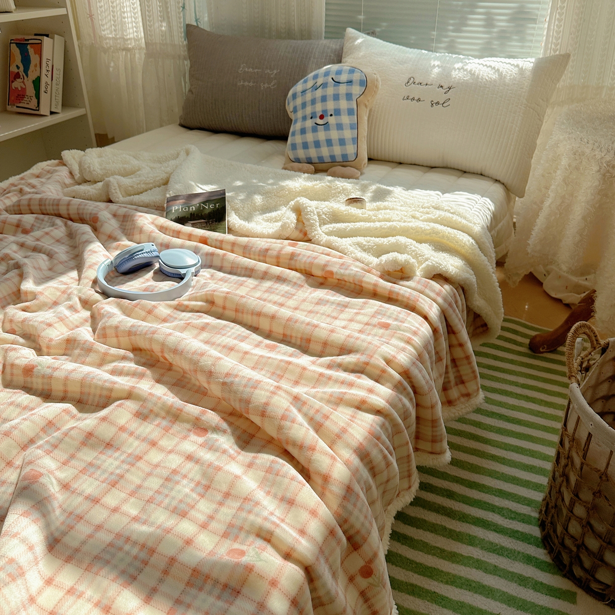 91家纺网 家纺一手货源 找家纺 萝莉家纺 2025新款小清新多功能牛奶绒羊羔绒毛毯毯子午睡毯 茉本玉