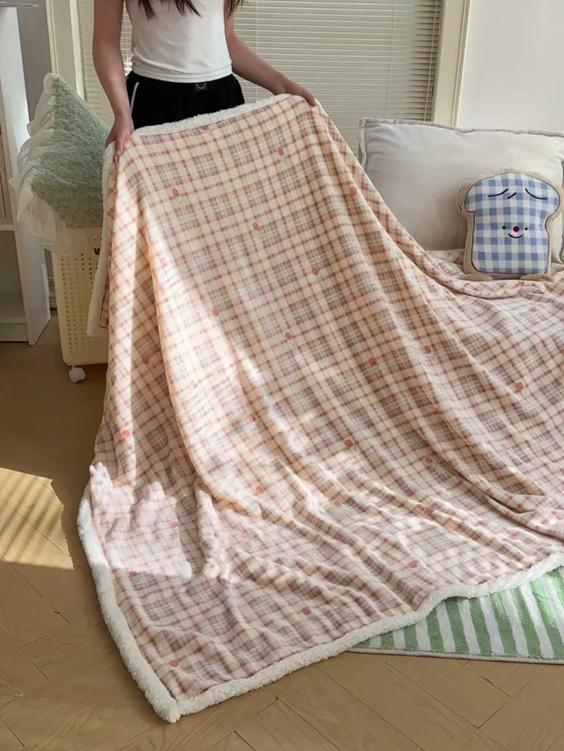 91家纺网 家纺一手货源 找家纺 萝莉家纺 2025新款小清新多功能牛奶绒羊羔绒毛毯毯子午睡毯 茉本玉