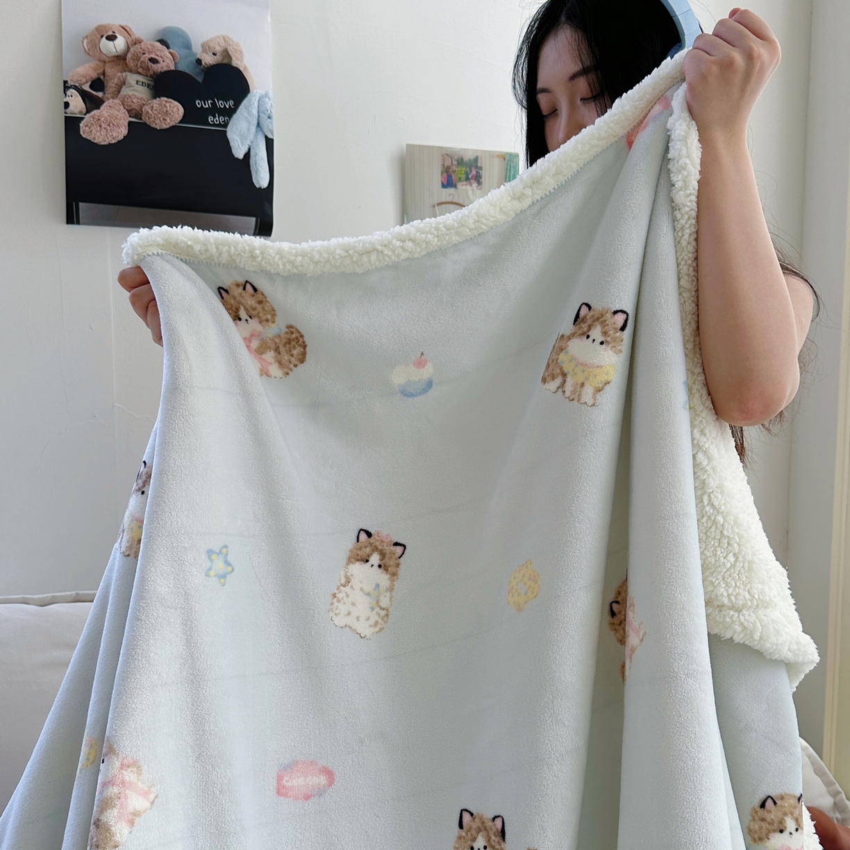 91家纺网 家纺一手货源 找家纺 萝莉家纺 2025新款小清新多功能牛奶绒羊羔绒毛毯毯子午睡毯 软萌猫蓝