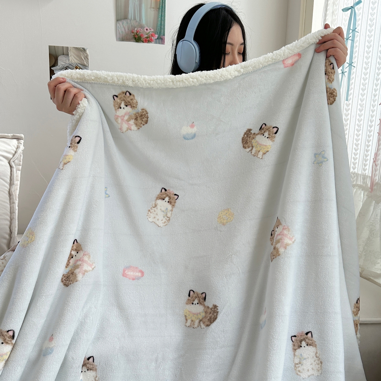 91家纺网 家纺一手货源 找家纺 萝莉家纺 2025新款小清新多功能牛奶绒羊羔绒毛毯毯子午睡毯 软萌猫蓝