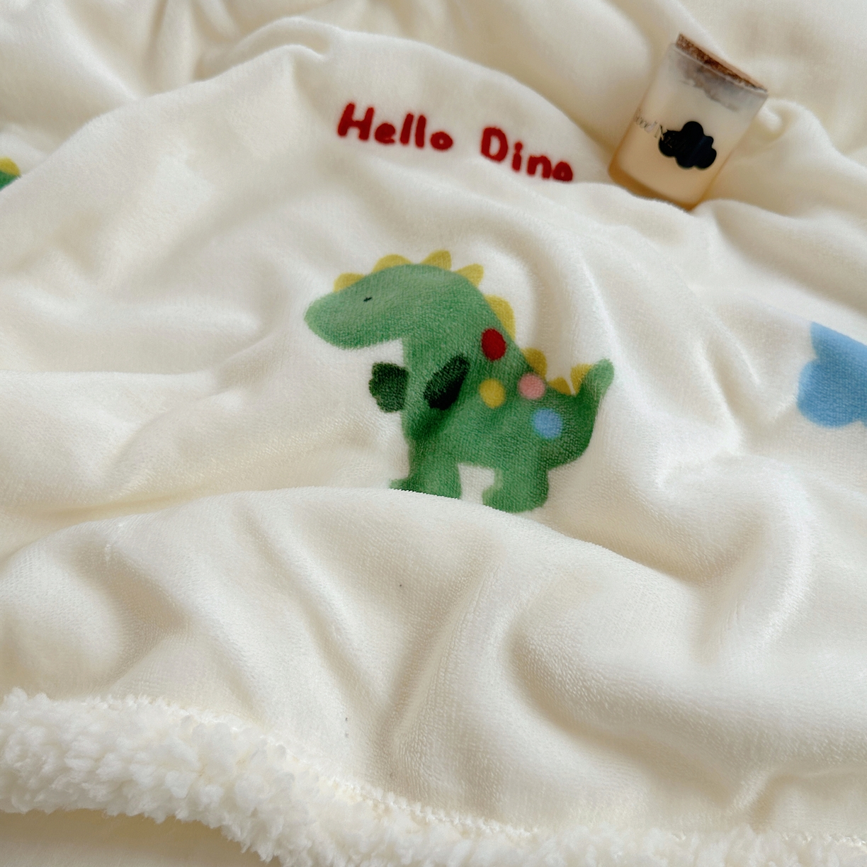 91家纺网 家纺一手货源 找家纺 萝莉家纺 2025新款小清新多功能牛奶绒羊羔绒毛毯毯子午睡毯 小恐龙