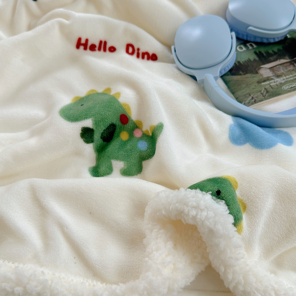 91家纺网 家纺一手货源 找家纺 萝莉家纺 2025新款小清新多功能牛奶绒羊羔绒毛毯毯子午睡毯 小恐龙