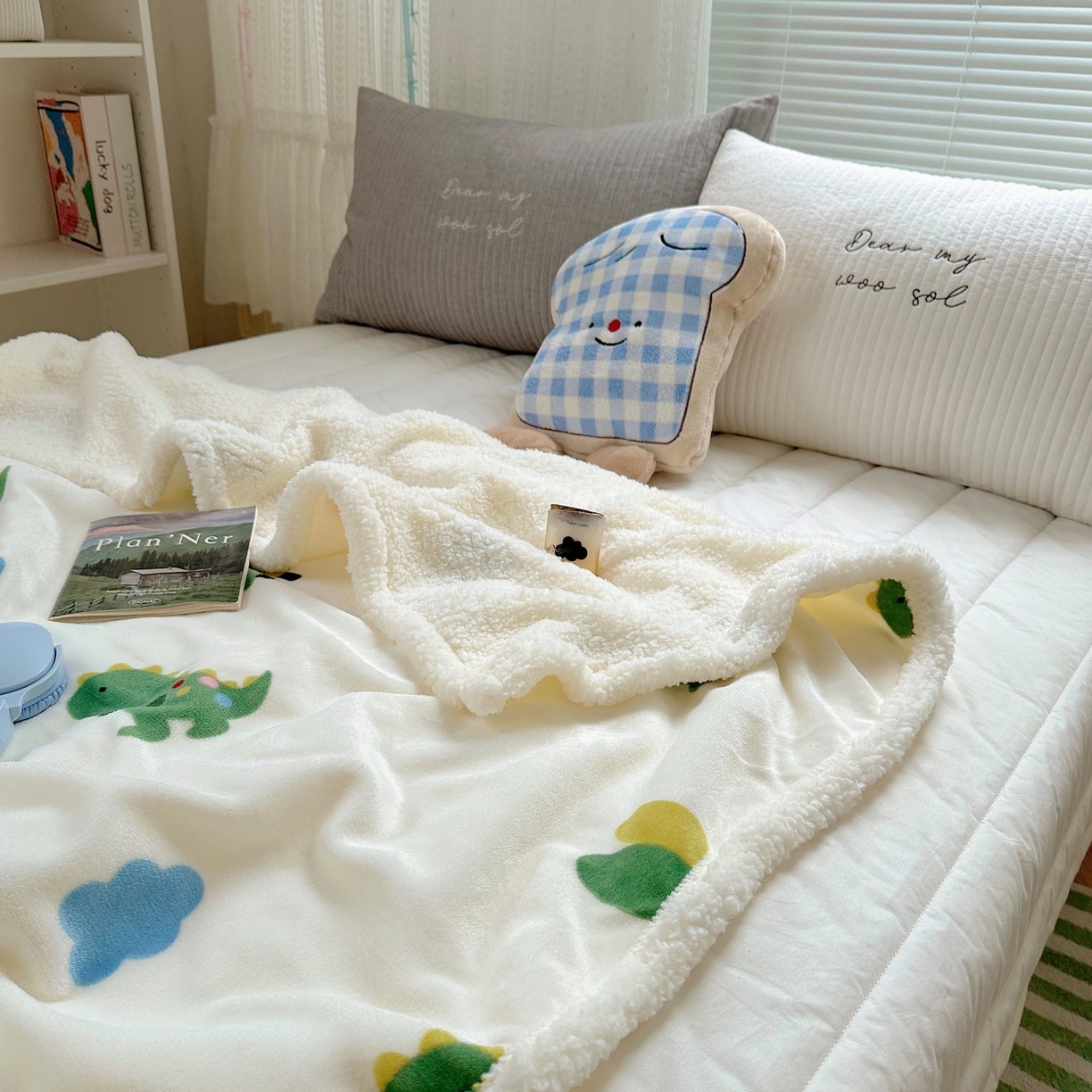 91家纺网 家纺一手货源 找家纺 萝莉家纺 2025新款小清新多功能牛奶绒羊羔绒毛毯毯子午睡毯 小恐龙