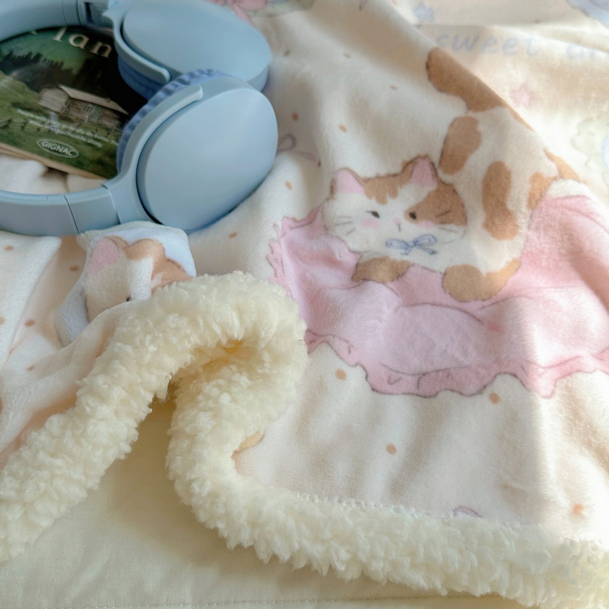 91家纺网 家纺一手货源 找家纺 萝莉家纺 2025新款小清新多功能牛奶绒羊羔绒毛毯毯子午睡毯 做个好梦