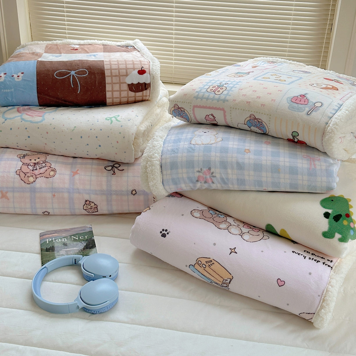 91家纺网 家纺一手货源 找家纺 萝莉家纺 2025新款小清新多功能牛奶绒羊羔绒毛毯毯子午睡毯 组合图仅供展示不可下单