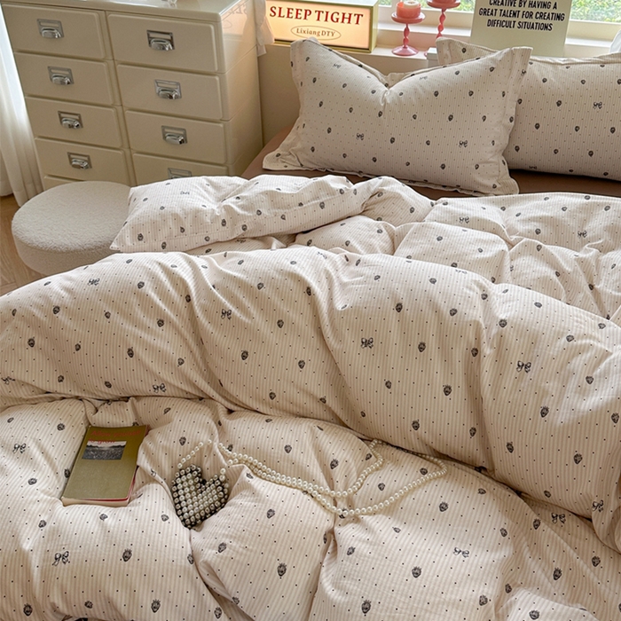 91家纺网 家纺一手货源 找家纺 萝莉家纺 2025新款全棉小清新高品质数码印花磨毛四件套 波点草莓