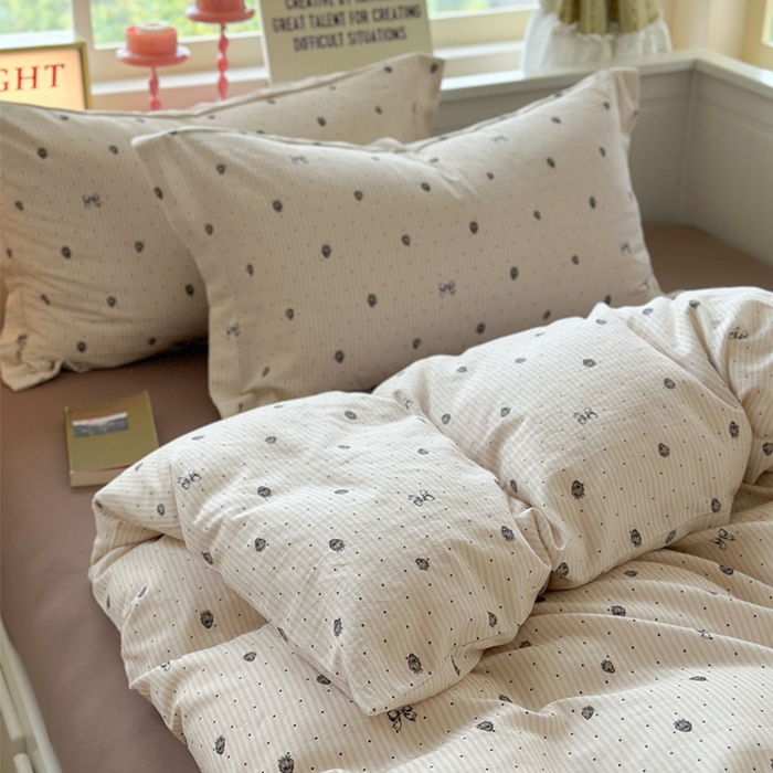 91家纺网 家纺一手货源 找家纺 萝莉家纺 2025新款全棉小清新高品质数码印花磨毛四件套 波点草莓