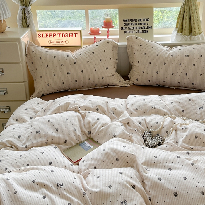 91家纺网 家纺一手货源 找家纺 萝莉家纺 2025新款全棉小清新高品质数码印花磨毛四件套 波点草莓