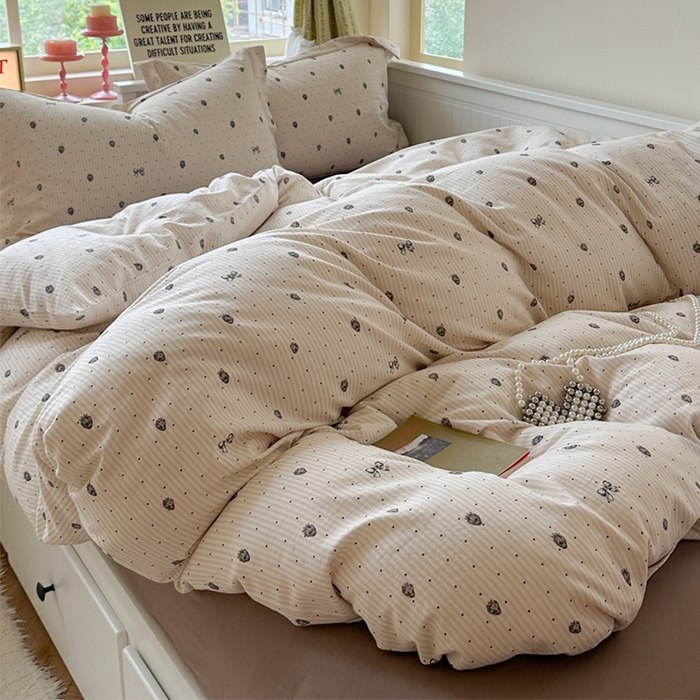 91家纺网 家纺一手货源 找家纺 萝莉家纺 2025新款全棉小清新高品质数码印花磨毛四件套 波点草莓