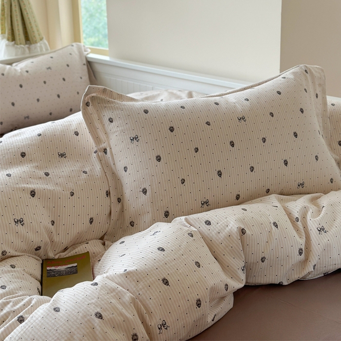 91家纺网 家纺一手货源 找家纺 萝莉家纺 2025新款全棉小清新高品质数码印花磨毛四件套 波点草莓