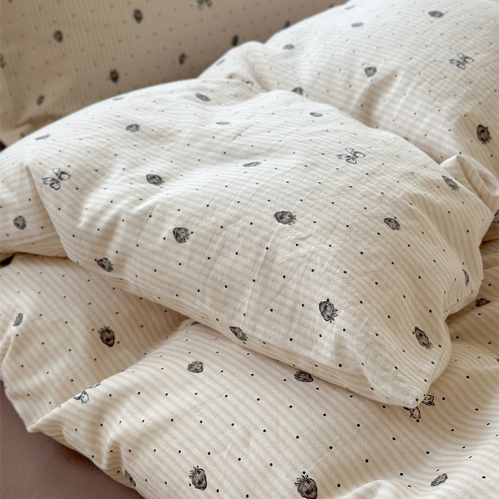 91家纺网 家纺一手货源 找家纺 萝莉家纺 2025新款全棉小清新高品质数码印花磨毛四件套 波点草莓