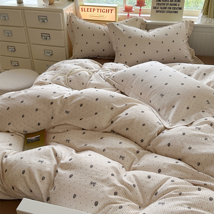 91家纺网 家纺一手货源 找家纺 萝莉家纺 2025新款全棉小清新高品质数码印花磨毛四件套 波点草莓