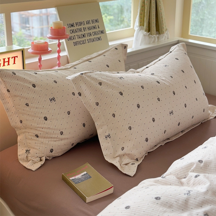 91家纺网 家纺一手货源 找家纺 萝莉家纺 2025新款全棉小清新高品质数码印花磨毛四件套 波点草莓