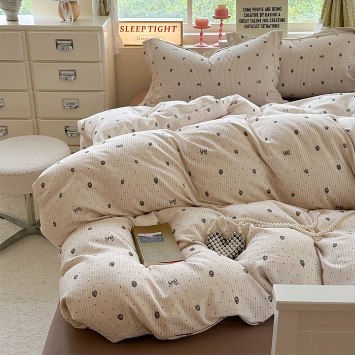 91家纺网 家纺一手货源 找家纺 萝莉家纺 2025新款全棉小清新高品质数码印花磨毛四件套 波点草莓