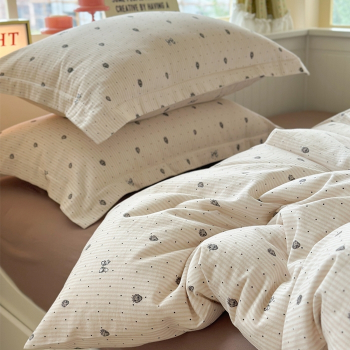 91家纺网 家纺一手货源 找家纺 萝莉家纺 2025新款全棉小清新高品质数码印花磨毛四件套 波点草莓