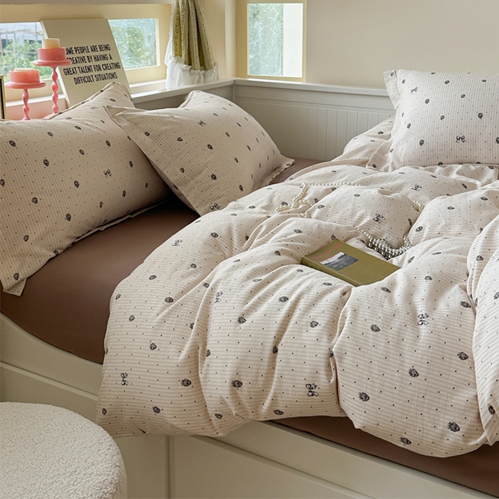 91家纺网 家纺一手货源 找家纺 萝莉家纺 2025新款全棉小清新高品质数码印花磨毛四件套 波点草莓