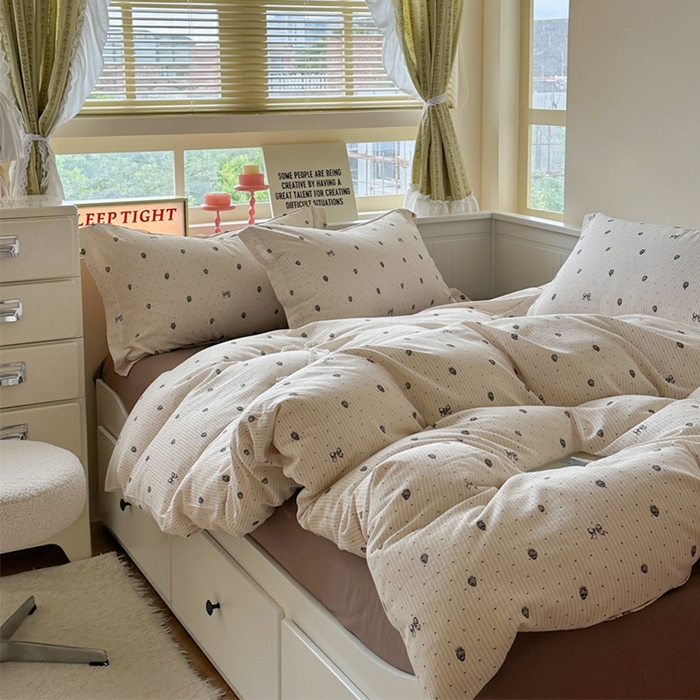 91家纺网 家纺一手货源 找家纺 萝莉家纺 2025新款全棉小清新高品质数码印花磨毛四件套 波点草莓