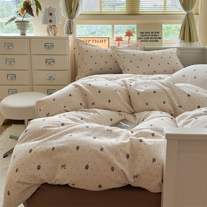 91家纺网 家纺一手货源 找家纺 萝莉家纺 2025新款全棉小清新高品质数码印花磨毛四件套 波点草莓