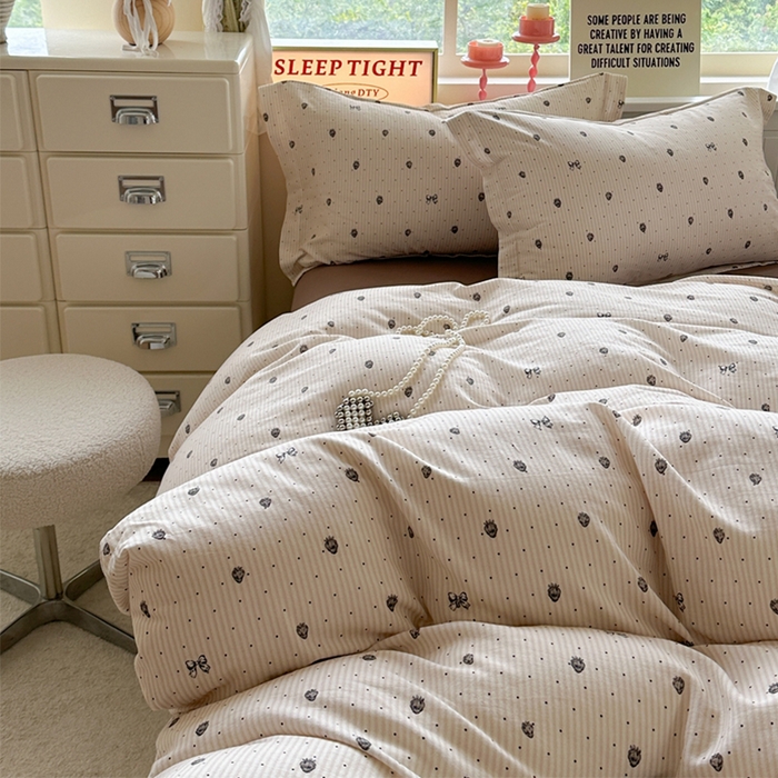 91家纺网 家纺一手货源 找家纺 萝莉家纺 2025新款全棉小清新高品质数码印花磨毛四件套 波点草莓