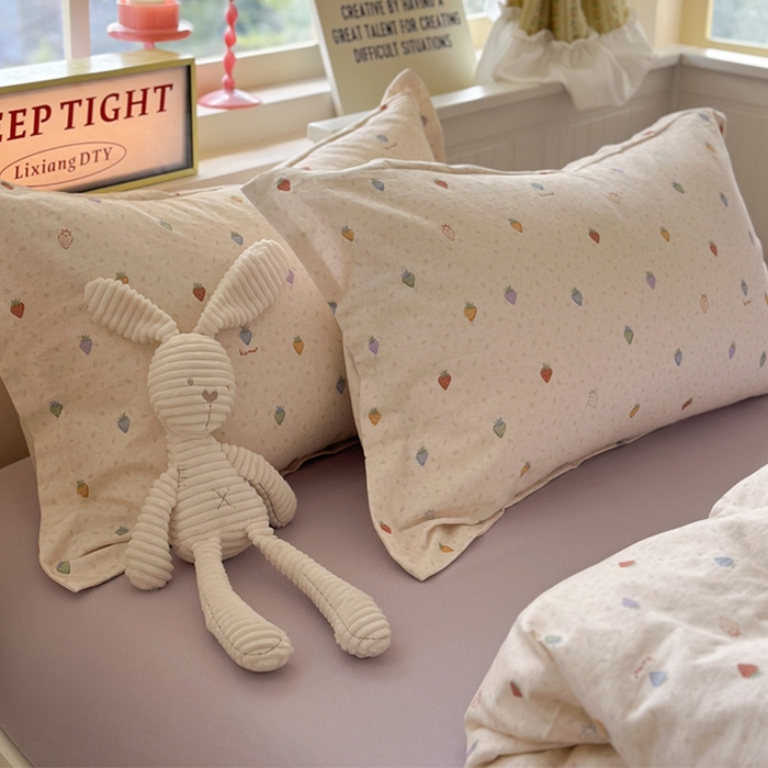 91家纺网 家纺一手货源 找家纺 萝莉家纺 2025新款全棉小清新高品质数码印花磨毛四件套 多彩草莓