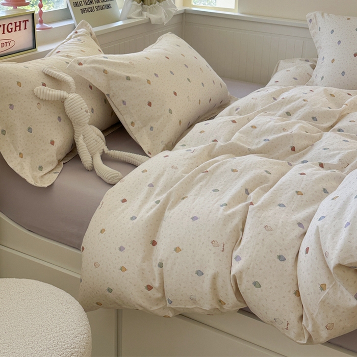 91家纺网 家纺一手货源 找家纺 萝莉家纺 2025新款全棉小清新高品质数码印花磨毛四件套 多彩草莓