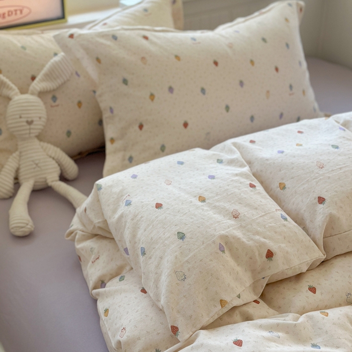 91家纺网 家纺一手货源 找家纺 萝莉家纺 2025新款全棉小清新高品质数码印花磨毛四件套 多彩草莓