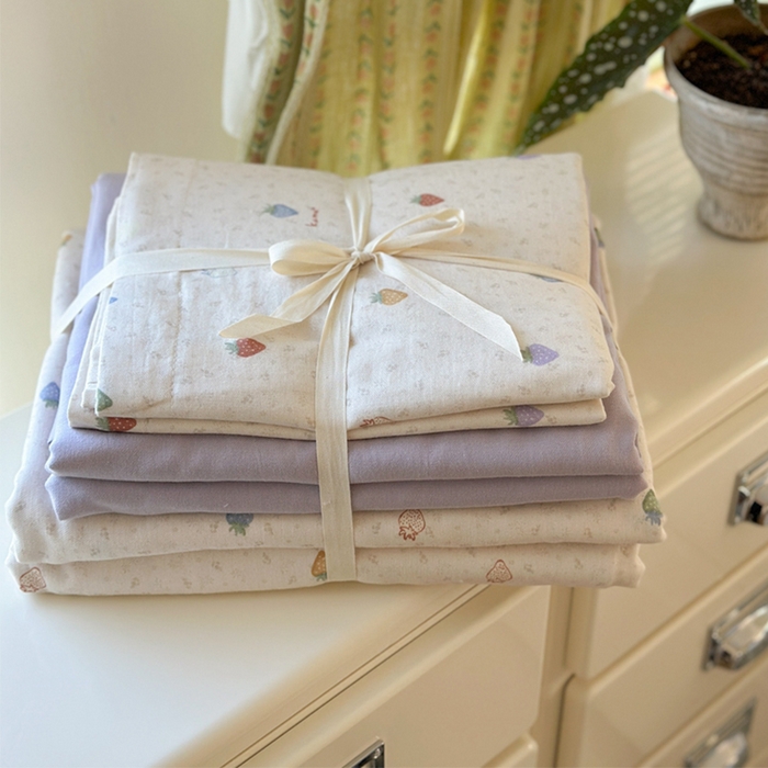 91家纺网 家纺一手货源 找家纺 萝莉家纺 2025新款全棉小清新高品质数码印花磨毛四件套 多彩草莓