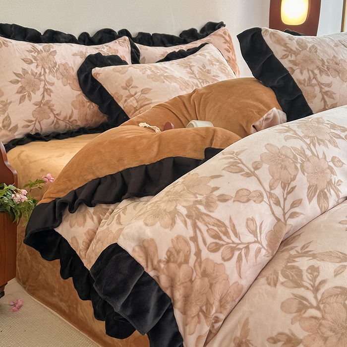 91家纺网 家纺一手货源 找家纺 亿品2025新款直播爆款韩版赫本风高克重牛奶绒四件套床裙款 8.5斤（有买家秀加v） 花影