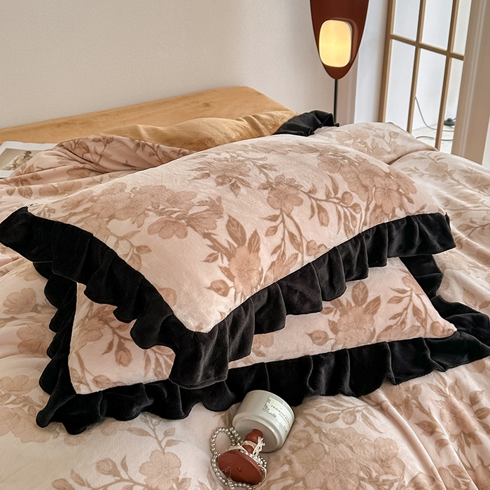 91家纺网 家纺一手货源 找家纺 亿品2025新款直播爆款韩版赫本风高克重牛奶绒四件套床裙款 8.5斤（有买家秀加v） 花影