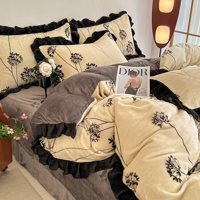 91家纺网 家纺一手货源 找家纺 亿品2025新款直播爆款韩版赫本风高克重牛奶绒四件套床裙款 8.5斤（有买家秀加v） 春风十里