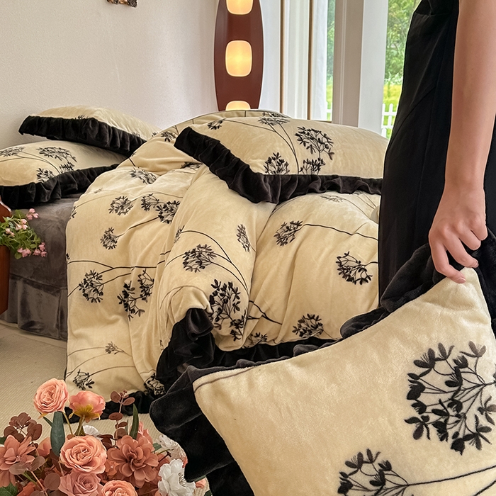 91家纺网 家纺一手货源 找家纺 亿品2025新款直播爆款韩版赫本风高克重牛奶绒四件套床裙款 8.5斤（有买家秀加v） 春风十里