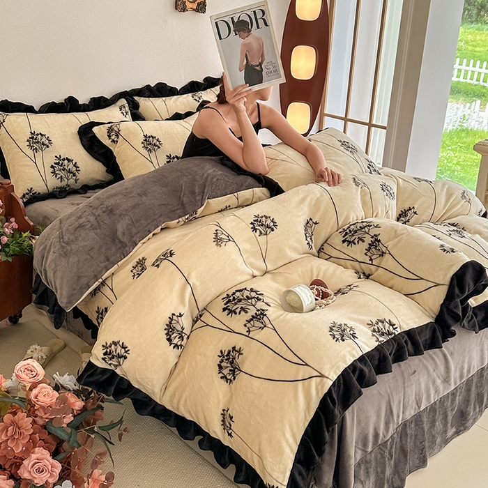 91家纺网 家纺一手货源 找家纺 亿品2025新款直播爆款韩版赫本风高克重牛奶绒四件套床裙款 8.5斤（有买家秀加v） 春风十里