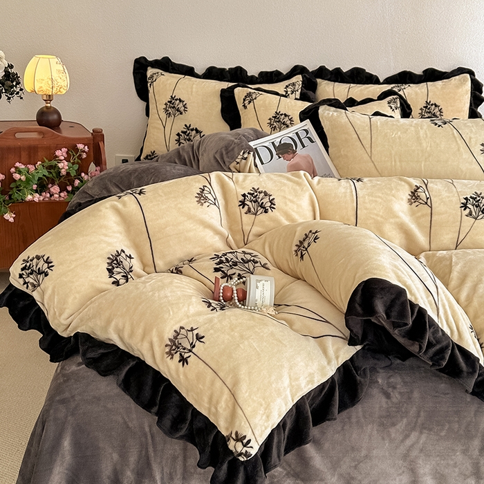 91家纺网 家纺一手货源 找家纺 亿品2025新款直播爆款韩版赫本风高克重牛奶绒四件套床裙款 8.5斤（有买家秀加v） 春风十里